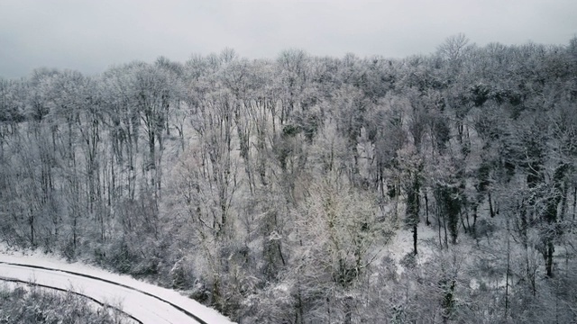 田园诗般的冬天在大自然-雪在路上视频素材