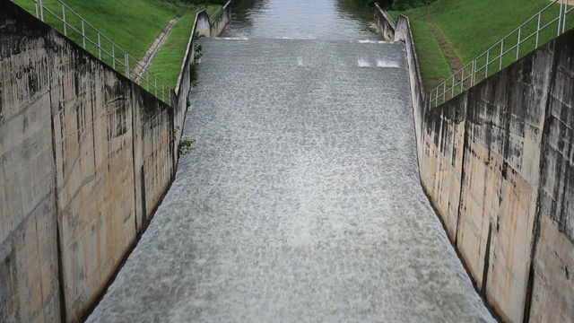 从水坝流出的水视频素材