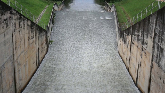 从水坝流出的水视频素材