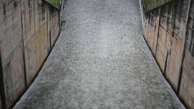 从水坝流出的水视频素材