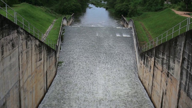 从水坝流出的水视频素材