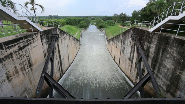 从水坝流出的水视频素材