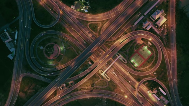 空中场景的城市道路在4k
泰国曼谷的多车道高速公路视频素材