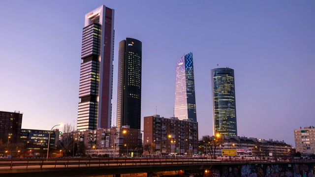 马德里标志性的四塔(Cuatro Torres)日落时的时间流逝视频素材