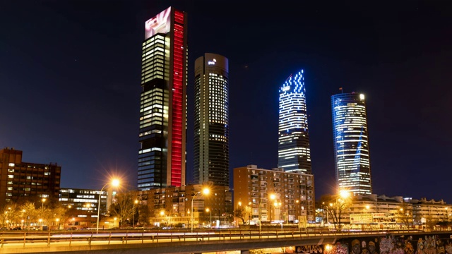 马德里的标志性建筑四塔(Cuatro Torres)在夜晚的时间流逝视频素材