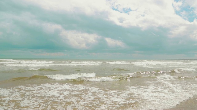 海浪拍打着沙滩。暴风雨和黑暗的天空。在西班牙的巴伦西亚，海滩季节还没有开始视频素材