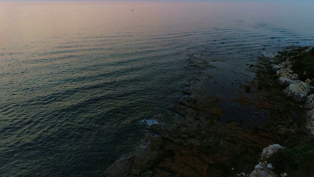 日落时分的落基海岸线视频素材