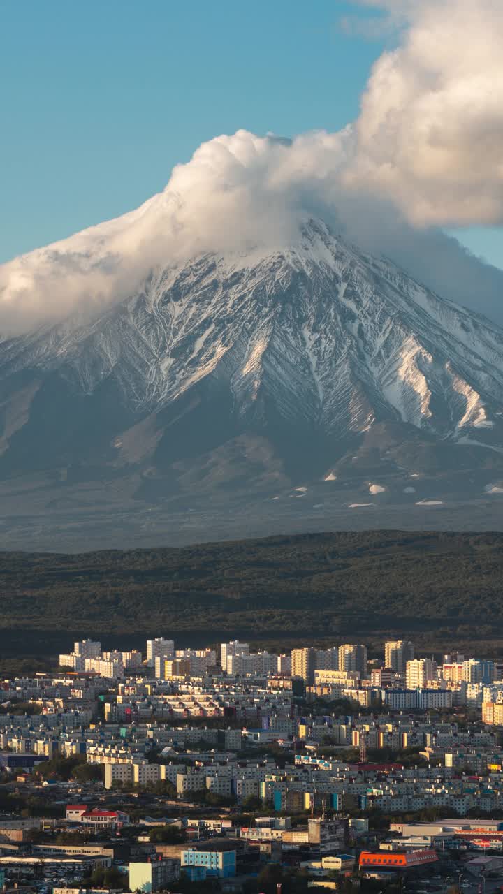 城市景观的背景云漂移过天空和火山。垂直视频视频素材