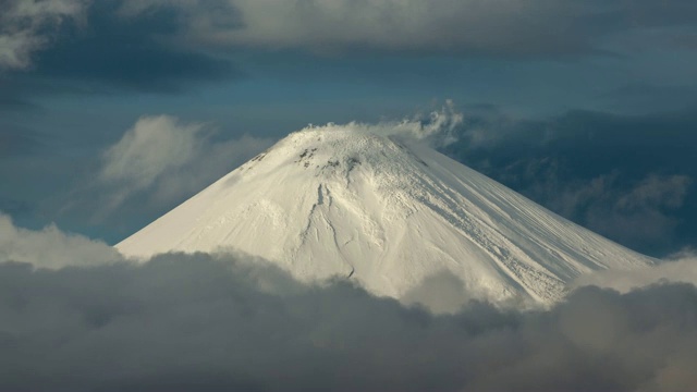 活火山，惊人的喷气口活动:蒸汽，气体羽从火山口视频素材