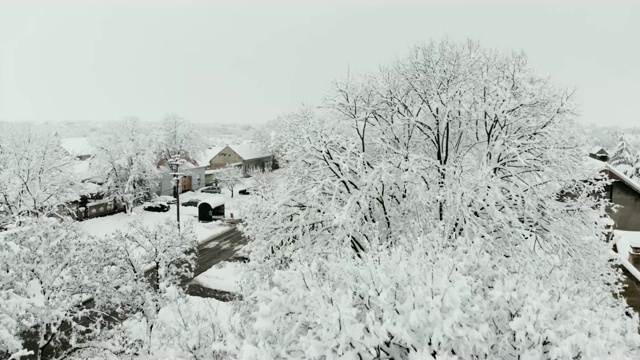 用无人机4K航拍被雪覆盖的村庄。白色多云的冬季天气视频素材