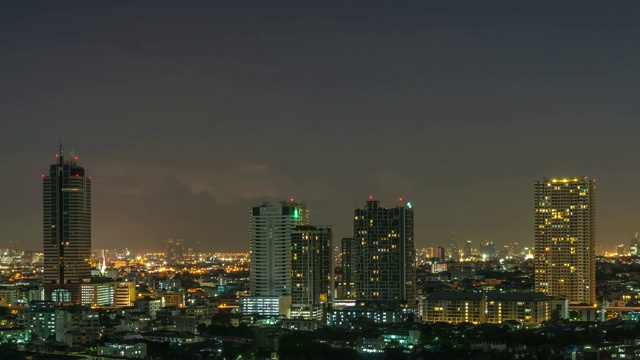 曼谷城市景观的时间流逝与雷电和暴风雨在夜间的建筑和云视频素材