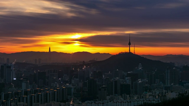 韩国首尔日出时首尔塔与首尔城市天际线的时间流逝视频素材