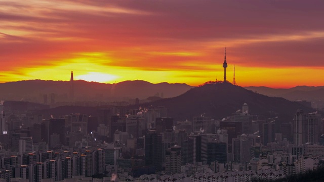 韩国首尔日出时首尔塔与首尔城市天际线的时间流逝视频素材