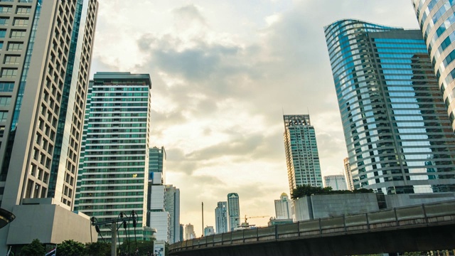 曼谷商业城市的空中火车与城市景观建筑天际线视频素材