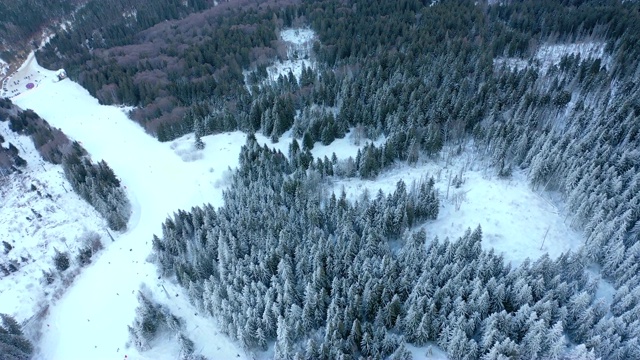 滑雪场雪山缆车上的鸟瞰图滑雪者和单板滑雪者。视频素材