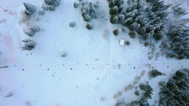 滑雪场雪山缆车上的鸟瞰图滑雪者和单板滑雪者。视频素材