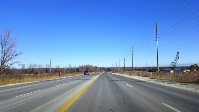 白天在乡村公路上行驶。司机视角:白天的乡村。视频素材