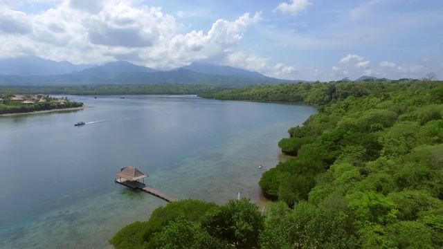 鸟瞰图划艇在水晶水河，巴厘岛，印度尼西亚。视频素材