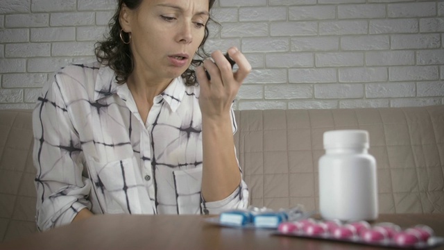 女人在急匆匆地做着家务。视频素材