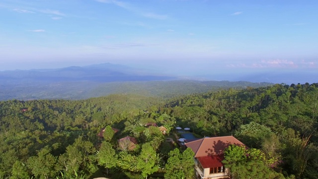 热带森林和居住村庄的鸟瞰图，巴厘岛，印度尼西亚。视频素材