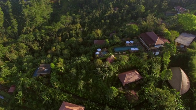 热带森林和居住村庄的鸟瞰图，巴厘岛，印度尼西亚。视频素材