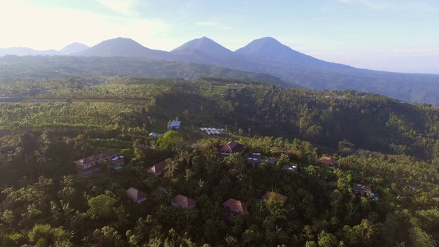 热带森林和居住村庄的鸟瞰图，巴厘岛，印度尼西亚。视频素材