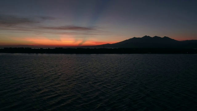 鸟瞰令人惊叹的日落背后的山，Gili Trawangan，印度尼西亚。视频素材