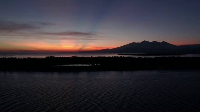 鸟瞰令人惊叹的日落背后的山，Gili Trawangan，印度尼西亚。视频素材