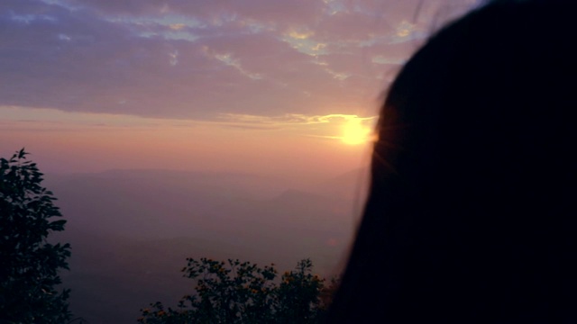 亚洲女人看日出的观点与雾山，慢动作，概念女人独自旅行视频素材