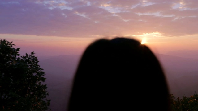 亚洲女人看日出的观点与雾山，慢动作，概念女人独自旅行视频素材