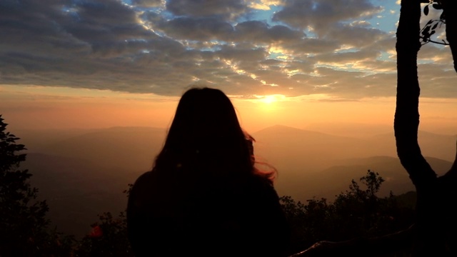 亚洲女人看日出的观点与雾山，慢动作，概念女人独自旅行视频素材