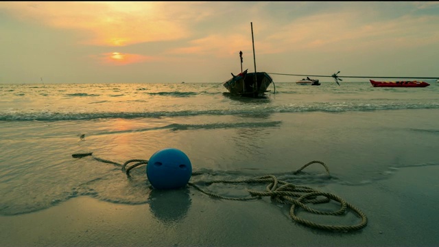 剪影船在日落在Mae Rumphueng海滩(海滩在罗勇)，泰国视频素材