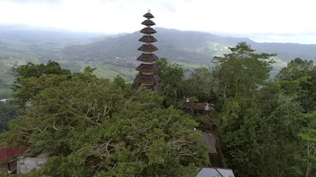 在海拔地形上的多层宝塔鸟瞰图，巴厘岛，印度尼西亚。视频素材