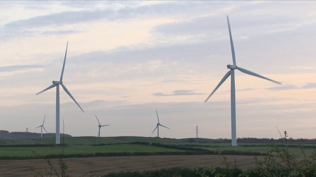 风力发电场上的风力涡轮机视频素材