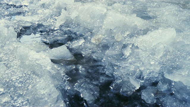 阳光明媚的春日，融雪流水视频素材