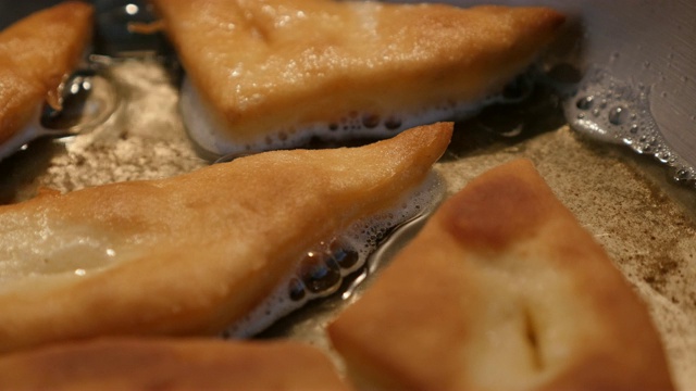 Pirozhki made of dough in frying pan特写3840X2160超高清镜头-美味油炸馒头流行小吃4K 2160p 30fps超高清视频视频素材