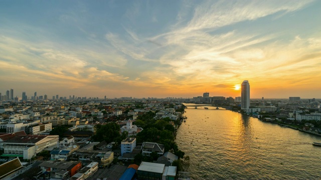 阳光下湄南河的时间流逝，泰国曼谷市中心。亚洲智慧城市的金融区和商业中心。日落时分的摩天大楼和高层建筑。视频素材