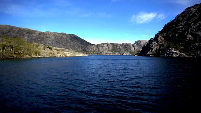 POV航空吕瑟峡湾峡湾挪威海岸线山脉视频素材