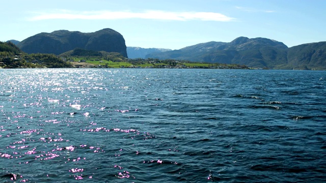 POV航拍吕瑟峡湾挪威峡湾海岸线挪威村庄视频素材