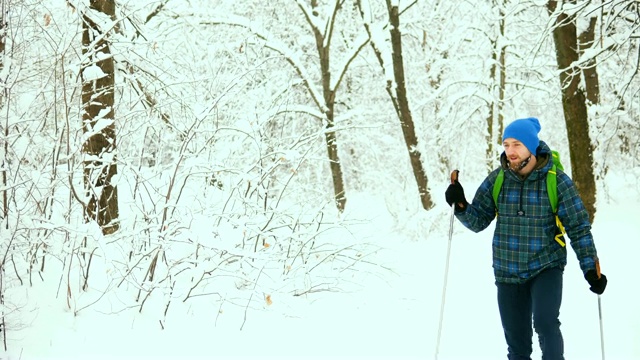 独自穿过雪山的旅行者。视频素材