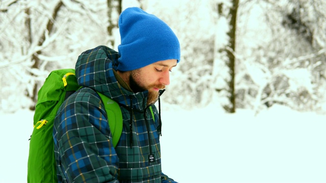 独自穿过雪山的旅行者。视频素材