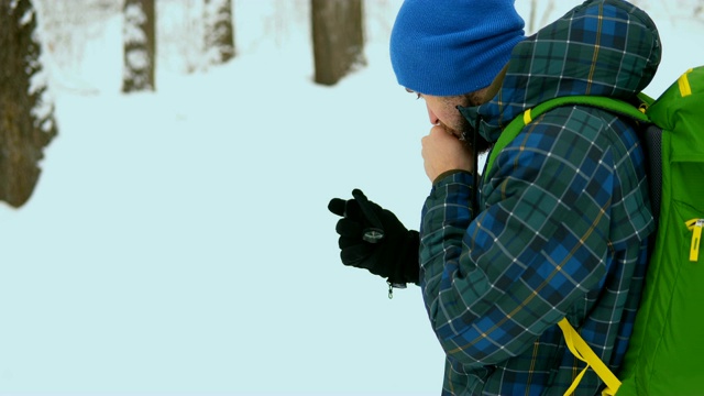 在雪地里用指南针寻找方向的人视频素材