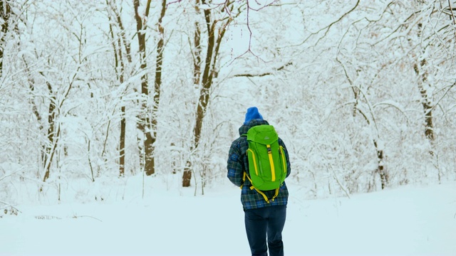 年轻的旅行者独自走过雪山。视频素材