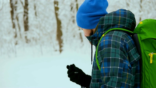 独自穿过雪山的旅行者。视频素材