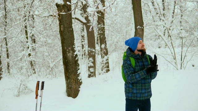 独自穿过雪山的旅行者。视频素材