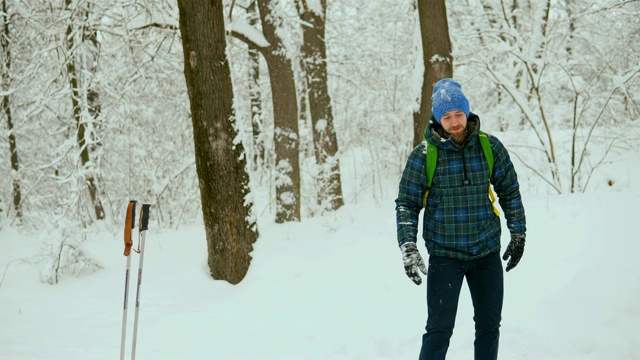 独自穿过雪山的旅行者。视频素材