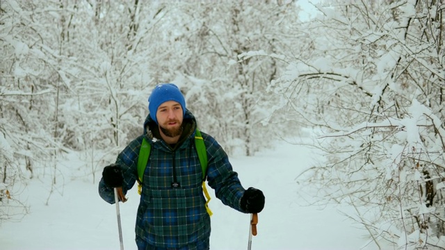 独自穿过雪山的旅行者。视频素材