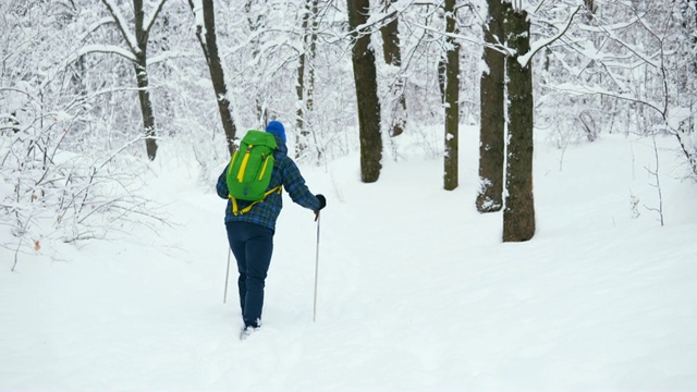 年轻的旅行者独自走过雪山。视频素材