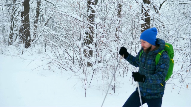 独自穿过雪山的旅行者。视频素材