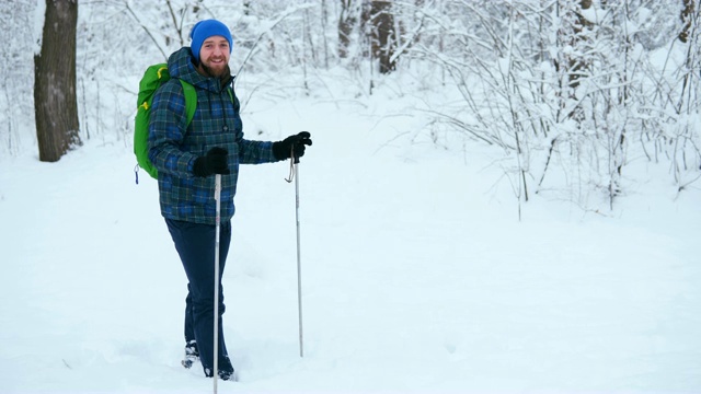 独自穿过雪山的旅行者。视频素材